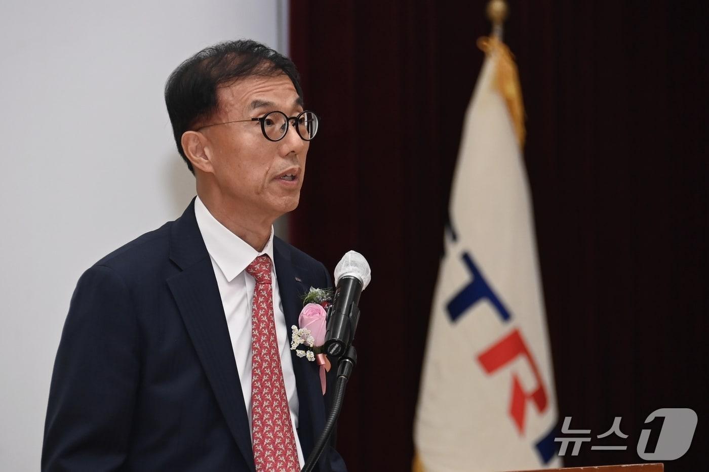 본문 이미지 - 박세웅 한국전자통신연구원(ETRI) 제11대 원장이 20일 원내 7동 대강당에서 열린 취임식에서 취임사를 하고 있다.(ETRI 제공) /뉴스1