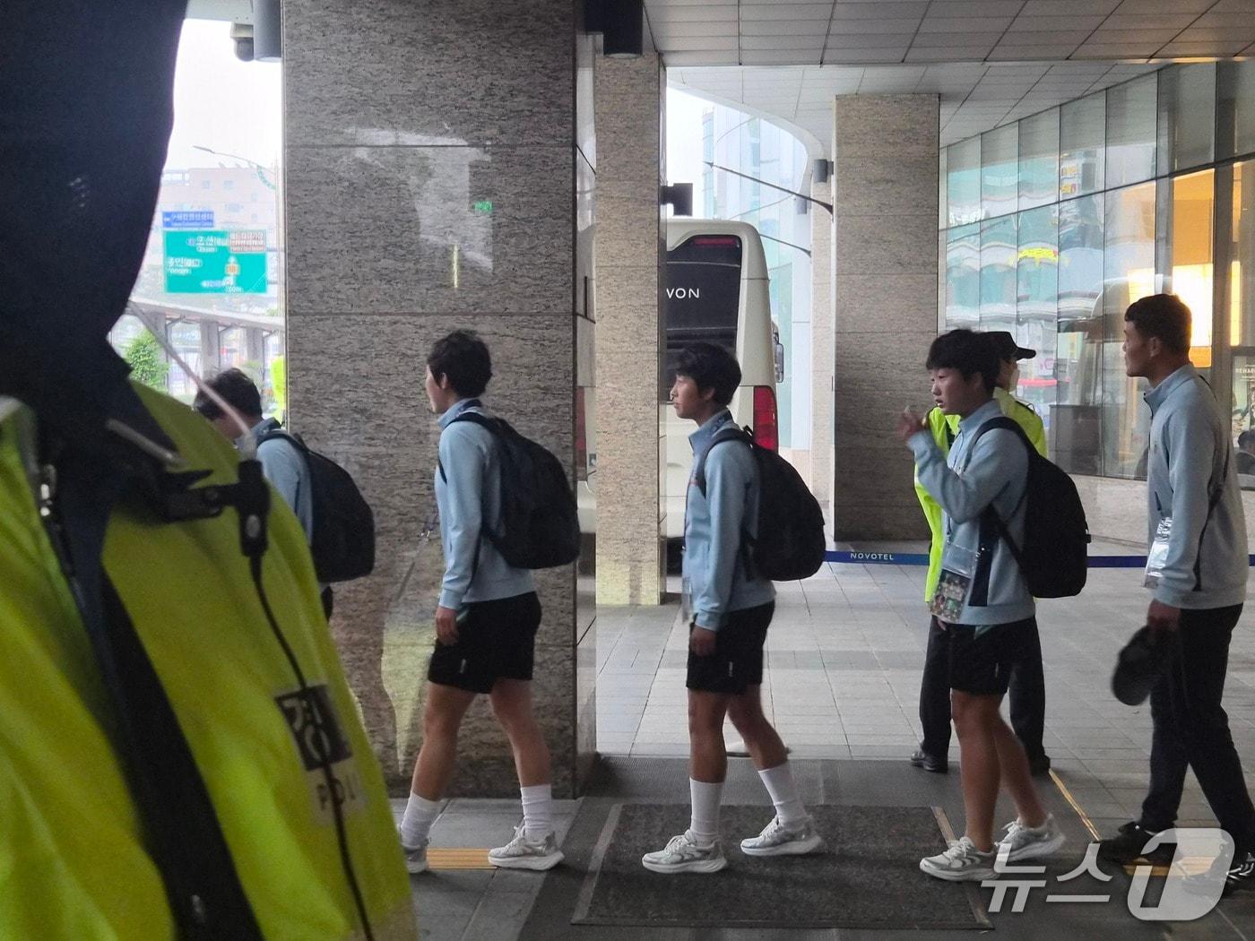 본문 이미지 - 20일 오후 북한 여자축구팀 '내고향여자축구단'이 아시아축구연맹(AFC) 여자 챔피언스리그(AWCL) 4강 출전을 위해 숙소로 지정된 수원시 팔달구 노보텔 앰배서더 수원을 나서고 있다. 2025.5.20 ⓒ 뉴스1 김기현 기자