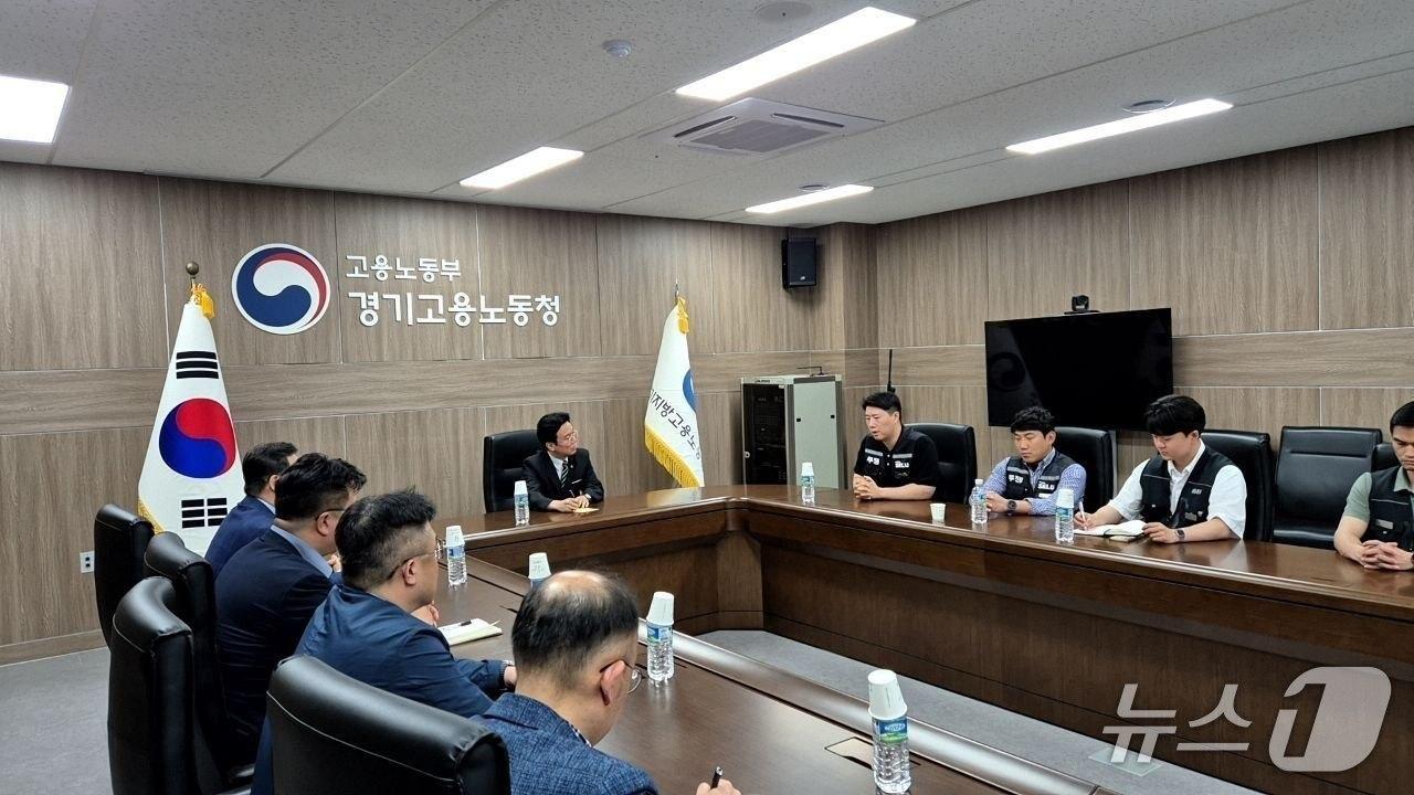 본문 이미지 - 삼성전자 노사가 20일 오후 4시 20분부터 경기지방노동위원회에서 김영훈 장관의 주재로 자율 교섭을 진행하고 있다. (사진제공=고용노동부)