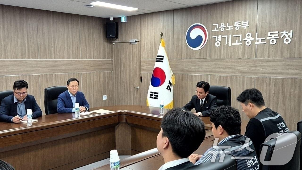 본문 이미지 - 김영훈 고용노동부 장관이 20일 경기 수원 고용노동부 경기고용노동청에서 삼성전자 노사간 추가 교섭을 주재하고 있다. (고용노동부 제공. 재판매 및 DB금지) 2026.5.20 ⓒ 뉴스1