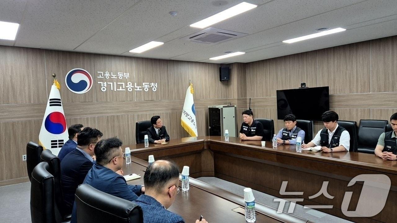 본문 이미지 - 김영훈 고용노동부 장관이 20일 경기 수원 고용노동부 경기고용노동청에서 삼성전자 노사간 추가 교섭을 주재하고 있다. (고용노동부 제공. 재판매 및 DB금지) 2026.5.20 ⓒ 뉴스1