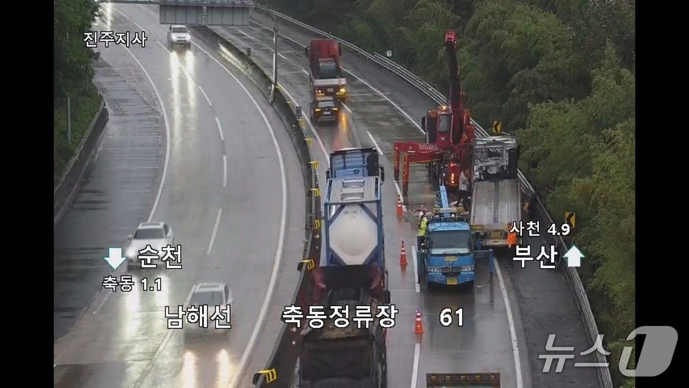 본문 이미지 - 20일 오후 4시 20분쯤 사천시 축동면 남해고속도로 축동나들목(IC) 인근에서 부산 방향으로 달리던 25톤 트레일러가 전도됐다. 사진은 사고 현장 모습.(한국도로공사 로드플러스 CCTV 영상 갈무리.)