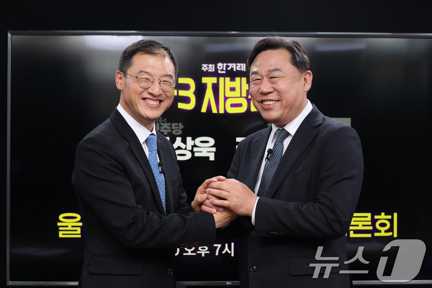 본문 이미지 - 더불어민주당 김상욱(왼쪽), 진보당 김종훈 울산시장 후보가 20일 서울 마포구 공덕동 한겨레신문사 스튜디오에서 열린 6·3 지방선거 울산시장 후보 단일화 토론회에 앞서 기념 촬영을 하고 있다. 2026.5.20 ⓒ 뉴스1 국회사진기자단