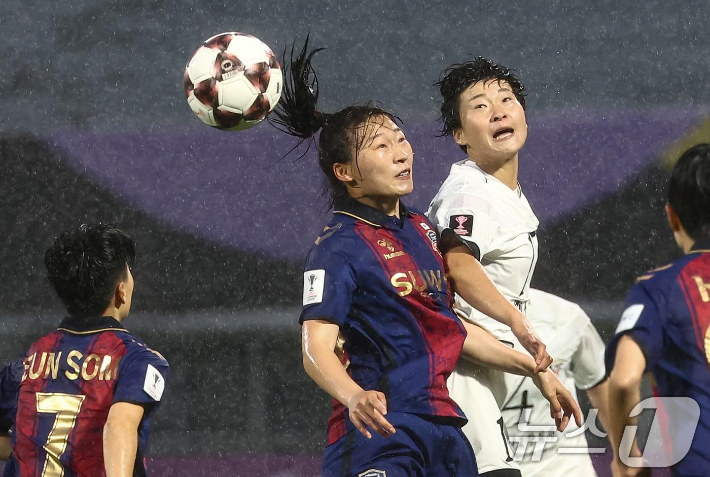 본문 이미지 - 20일 오후 경기 수원시 수원종합운동장에서 열린 2025-26 아시아축구연맹(AFC) 여자 챔피언스리그(AWCL) 4강전 수원FC 위민과 북한 내고향여자축구단 경기에서 내고향 김경영과 수원FC 이유진이 공중볼 다툼을 하고 있다. 2026.5.20 ⓒ 뉴스1 김민지 기자
