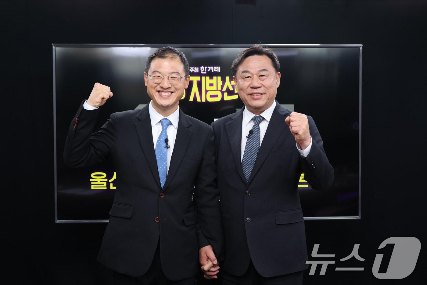 본문 이미지 - 더불어민주당 김상욱(왼쪽), 진보당 김종훈 울산시장 후보가 20일 서울 마포구 공덕동 한겨레신문사 스튜디오에서 열린 6·3 지방선거 울산시장 후보 단일화 토론회에 앞서 기념 촬영을 하고 있다. 2026.5.20 ⓒ 뉴스1 국회사진기자단