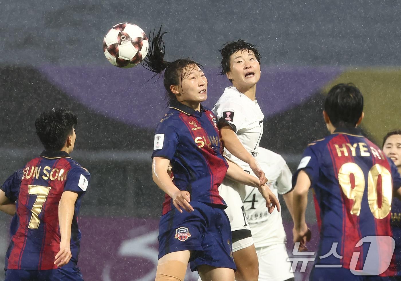 본문 이미지 - 20일 오후 경기 수원시 수원종합운동장에서 열린 2025-26 아시아축구연맹(AFC) 여자 챔피언스리그(AWCL) 4강전 수원FC 위민과 북한 내고향여자축구단 경기에서 내고향 김경영과 수원FC 이유진이 공중볼 다툼을 하고 있다. 2026.5.20 ⓒ 뉴스1 김민지 기자