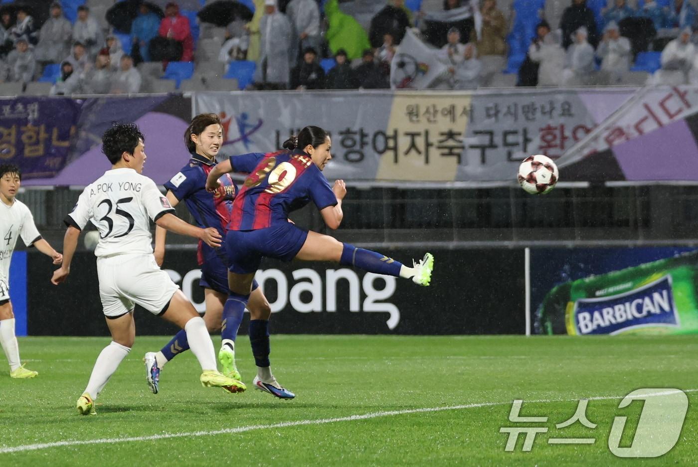 본문 이미지 - 20일 경기 수원시 수원종합운동장에서 열린 2025-2026 아시아축구연맹(AFC) 여자 챔피언스리그(AWCL) 4강 수원FC 위민과 북한 내고향여자축구단의 경기에서 ⓒ 뉴스1 박지혜 기자