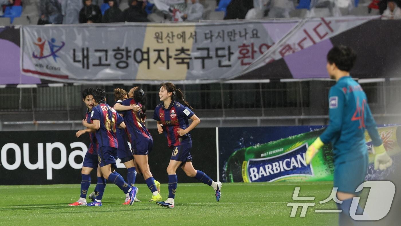 20일 오후 경기도 수원시 장안구 경수대로 수원종합운동장에서 열린 2025-2026 아시아축구연맹(AFC) 여자 챔피언스리그(AWCL) 4강 수원FC 위민과 북한 내고향여자축구단의 경기에서 수원 하루히가 후반 선제골을 터트리고 기뻐하고 있다. 2026.5.20 ⓒ 뉴스1 박지혜 기자