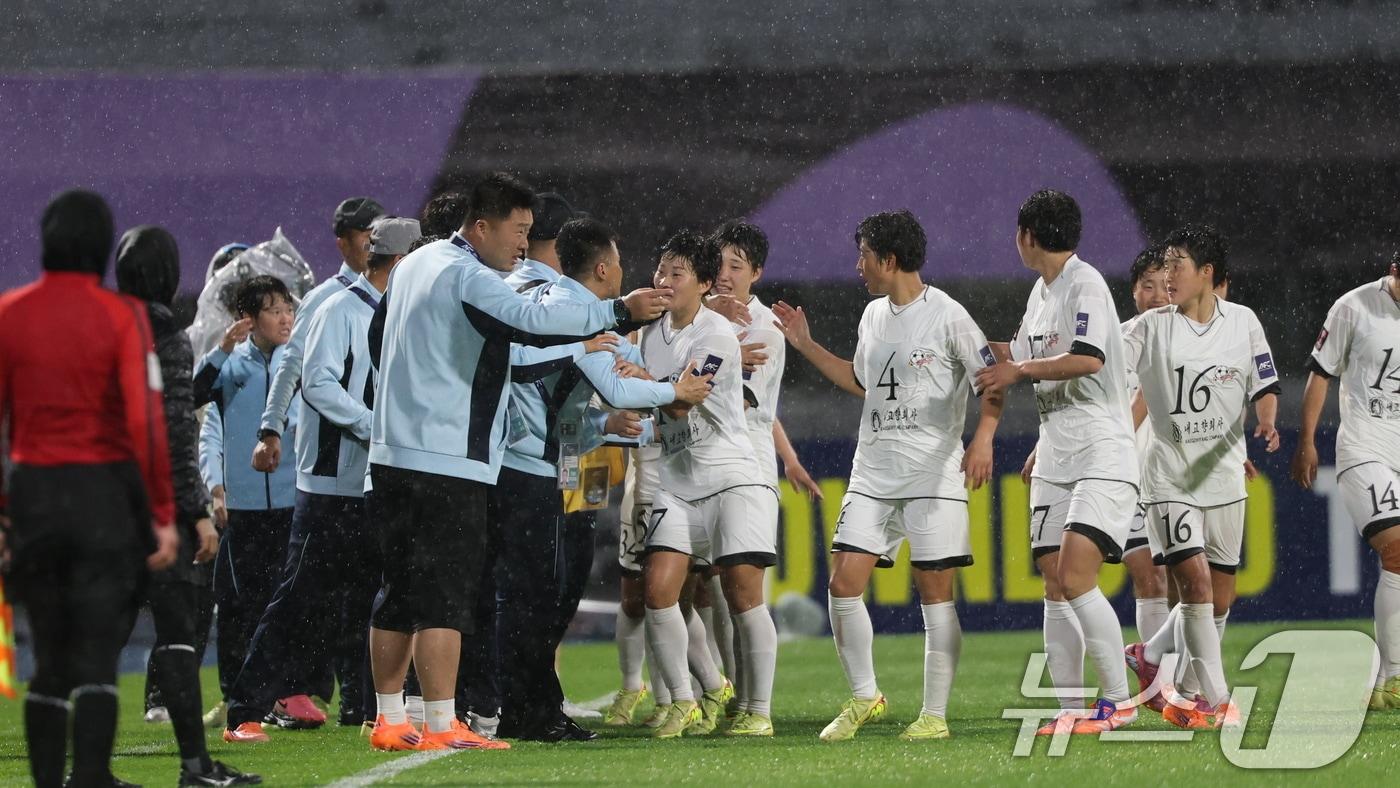 본문 이미지 - 20일 경기 수원시 수원종합운동장에서 열린 2025-2026 아시아축구연맹(AFC) 여자 챔피언스리그(AWCL) 4강 수원FC 위민과 북한 내고향여자축구단의 경기에서 ⓒ 뉴스1 박지혜 기자