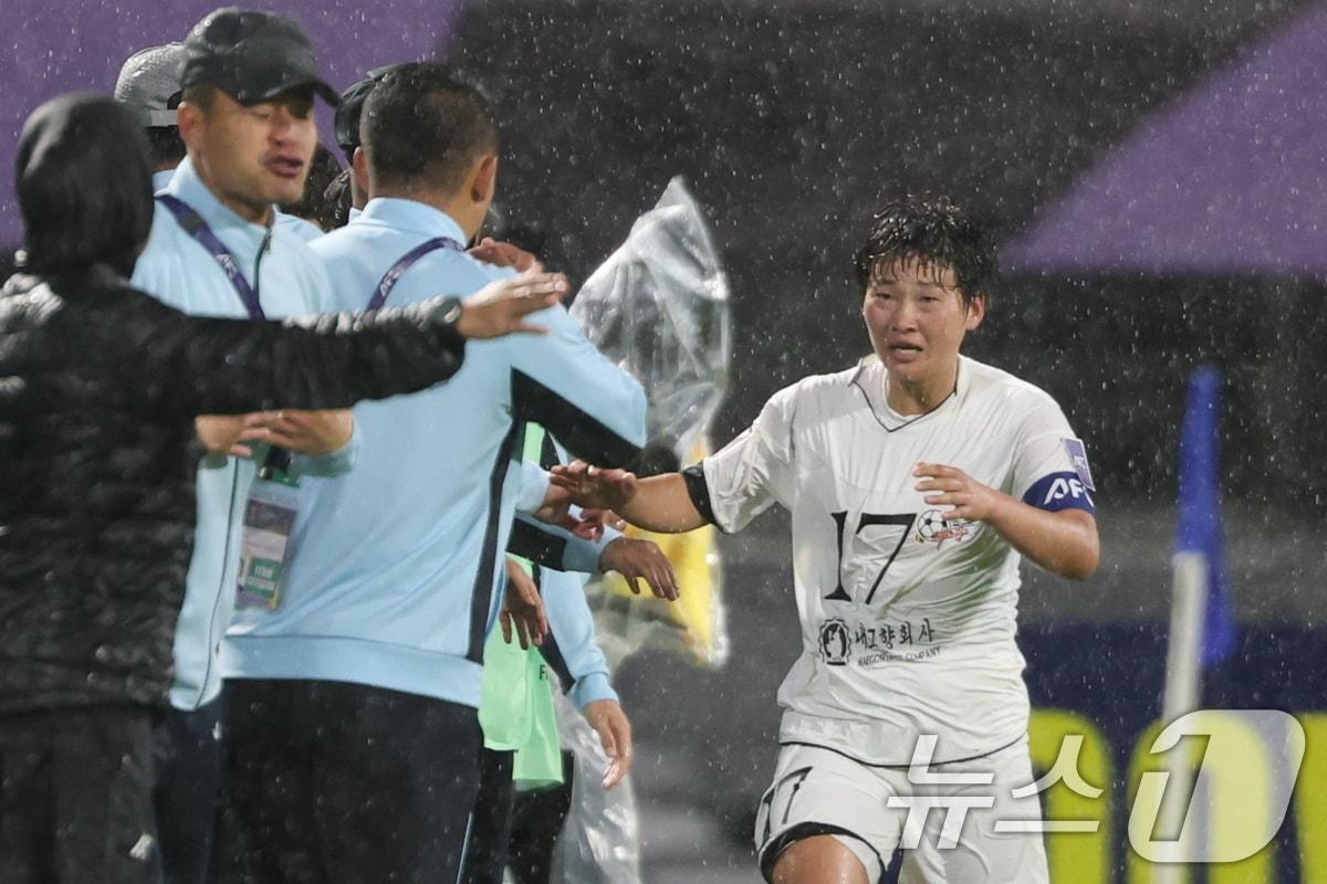 본문 이미지 - 20일 경기 수원시 수원종합운동장에서 열린 2025-2026 아시아축구연맹(AFC) 여자 챔피언스리그(AWCL) 4강 수원FC 위민과 북한 내고향여자축구단의 경기에서 ⓒ 뉴스1 박지혜 기자