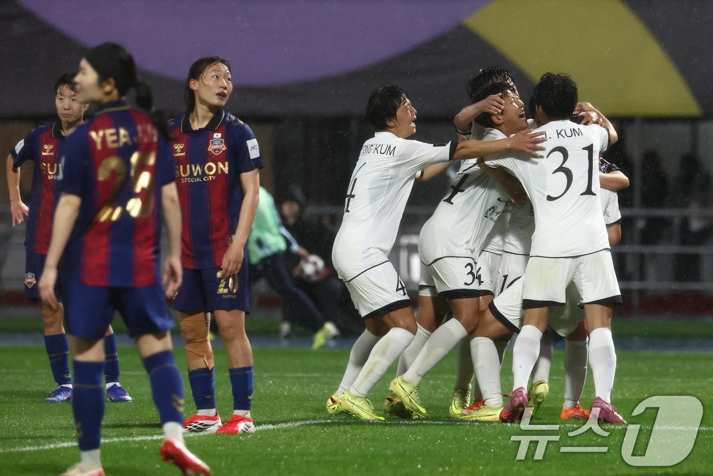 20일 오후 경기도 수원시 장안구 경수대로 수원종합운동장에서 열린 2025-2026 아시아축구연맹(AFC) 여자 챔피언스리그(AWCL) 4강 수원FC 위민과 북한 내고향여자축구단의 경기에서 내고향 김경영이 역전 헤더골을 터트리고 기뻐하고 있다. 2026.5.20 ⓒ 뉴스1 김민지 기자