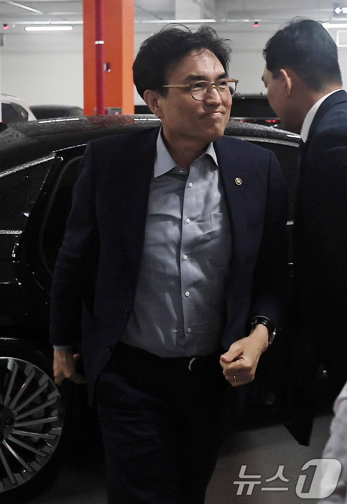 본문 이미지 - 권창준 고용노동부 차관이 20일 경기 수원시 장안구 경기지방고용노동청에서 김영훈 고용노동부 장관 주재로 재개된 삼성전자 노사 교섭장으로 들어가고 있다. (공동취재) 2026.5.20 ⓒ 뉴스1 김영운 기자