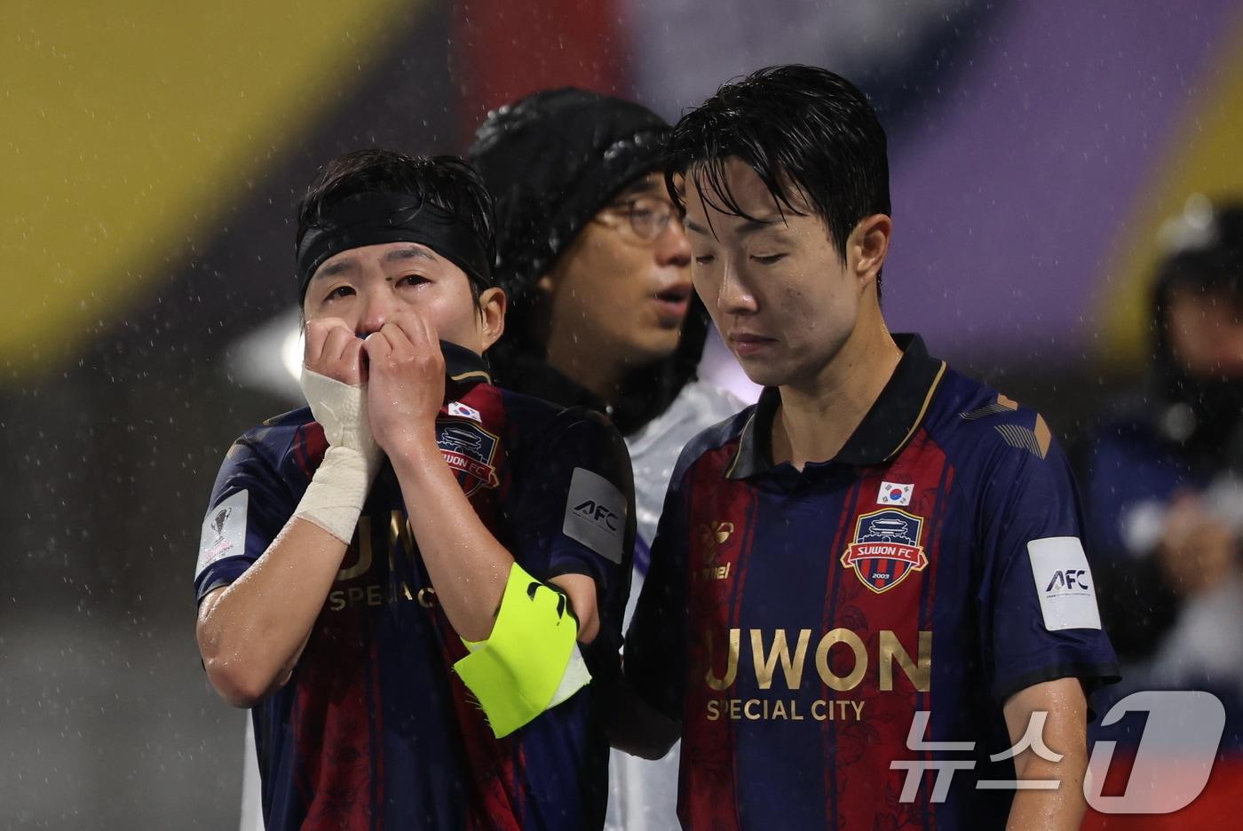 본문 이미지 - 20일 경기 수원시 수원종합운동장에서 열린 2025-2026 아시아축구연맹(AFC) 여자 챔피언스리그(AWCL) 4강 수원FC 위민과 북한 내고향여자축구단의 경기에서 수원 지소연이 2대1 패배 후 아쉬원하고 있다. 2026.5.20 ⓒ 뉴스1 박지혜 기자