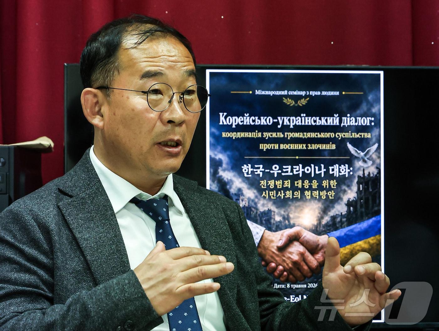 본문 이미지 - 장세율 겨레얼통일연대 대표 겸 북한군자유송환비상대책위원회(비대위) 사무총장이 서울 영등포구 자신의 사무실에서 뉴스1과 인터뷰를 하고 있다. 2026.5.20 ⓒ 뉴스1 김진환 기자