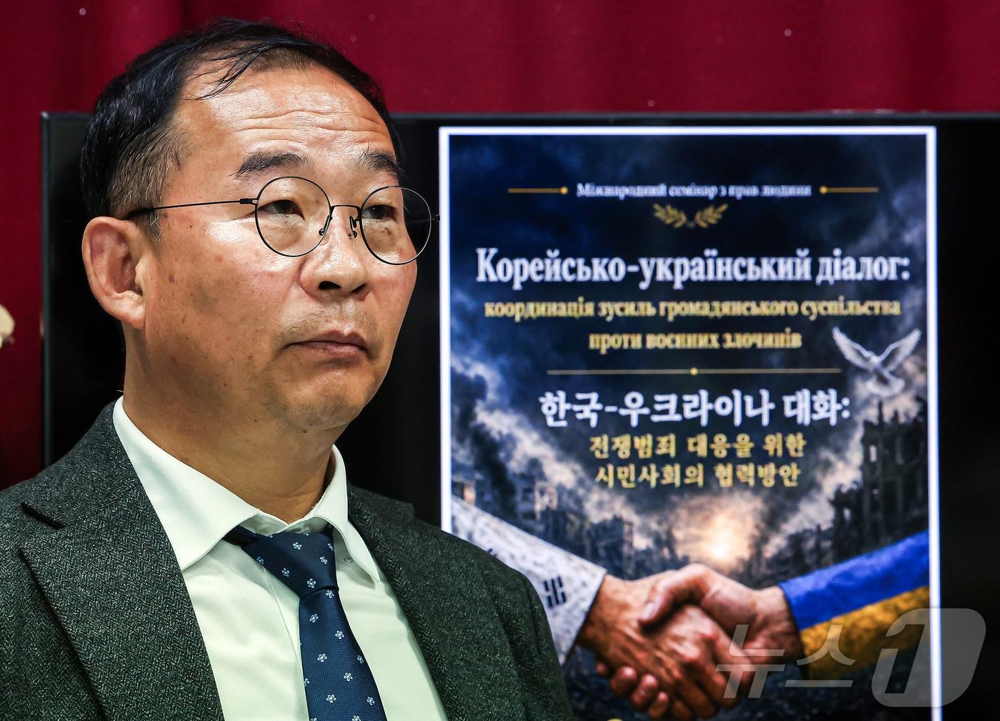 본문 이미지 - 장세율 겨레얼통일연대 대표 겸 북한군자유송환비상대책위원회(비대위) 사무총장이 서울 영등포구 자신의 사무실에서 뉴스1과 인터뷰를 하고 있다. 2026.5.20 ⓒ 뉴스1 김진환 기자