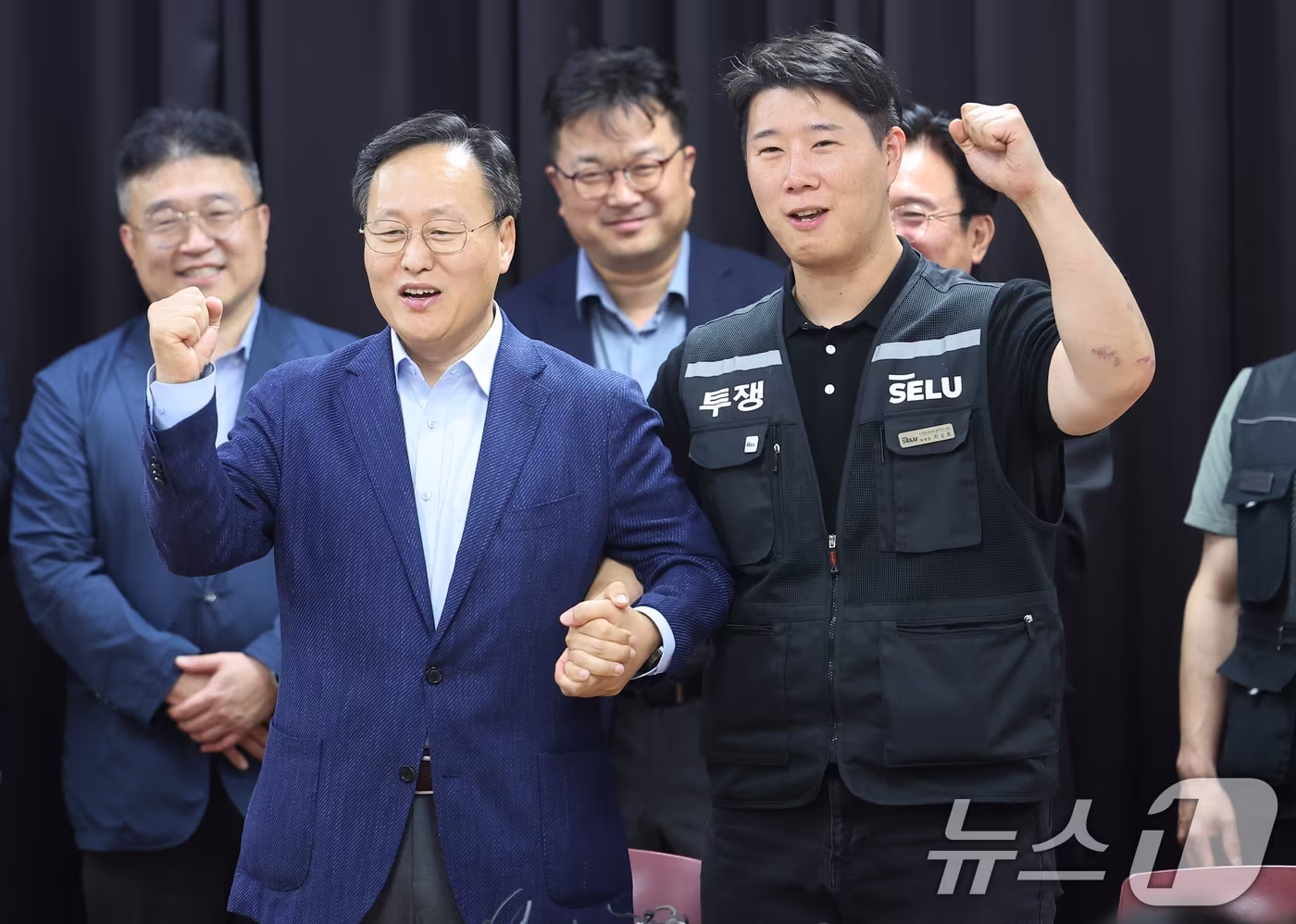본문 이미지 - 20일 경기도 수원시 장안구 경기고용노동청에서 열린 삼성전자 임금협상을 마친 후 여명구 삼성전자 DS(디바이스솔루션·반도체 사업 담당) 피플팀장과 최승호 삼성그룹 초기업노동조합 삼성전자지부 위원장이 잠정 합의한에 서명한 후 파이팅을 외치고 있다. (공동취재) ⓒ 뉴스1 김영운 기자