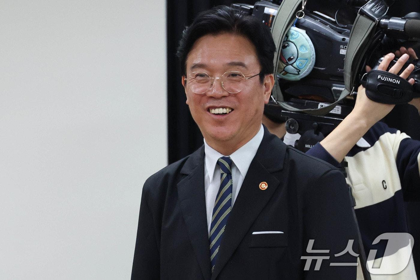 본문 이미지 - 김영훈 고용노동부 장관이 20일 오후 경기 수원시 장안구 경기지방고용노동청에서 열린 삼성전자 노사교섭 타결에 따른 브리핑에서 미소를 보이고 있다. (공동취재) 2026.5.20 ⓒ 뉴스1 김영운 기자