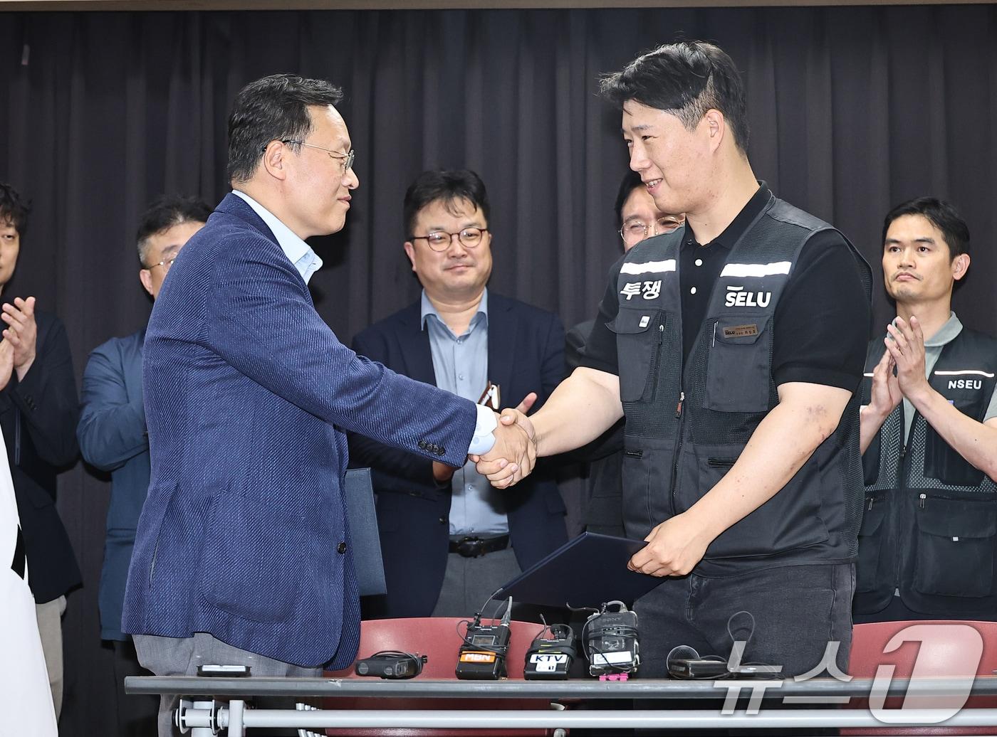 본문 이미지 - 20일 경기 수원시 장안구 경기고용노동청에서 열린 삼성전자 임금협상을 마친 후 여명구 삼성전자 DS(디바이스솔루션·반도체 사업 담당) 피플팀장과 최승호 삼성그룹 초기업노동조합 삼성전자지부 위원장이 악수를 하고 있다. (공동취재) 2026.5.20 ⓒ 뉴스1 김영운 기자
