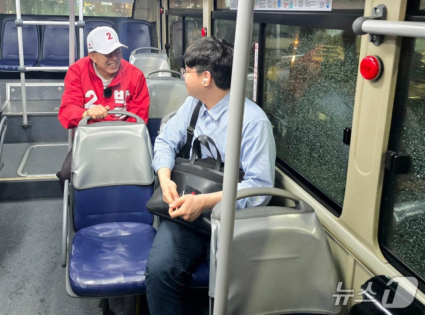 본문 이미지 - 박형준 국민의힘 부산시장 후보가 21일 자정 59번 심야버스에 탑승해 시민들과 이야기를 나누고 있다.2026.5.21 ⓒ 뉴스1 이주현 기자