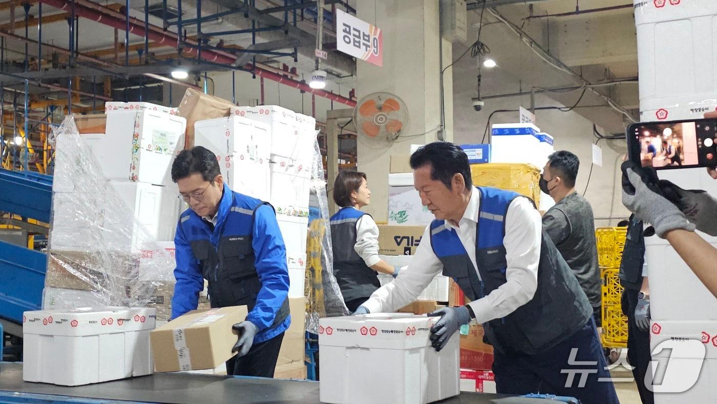 본문 이미지 - 정원오 더불어민주당 서울시장 후보(왼쪽)과 정청래 더불어민주당 당대표가 21일 새벽 서울 광진구 동서울우편집중국에서 소포 분류작업을 하고 있다. 2026,05.21 ⓒ 뉴스1  정지윤 기자