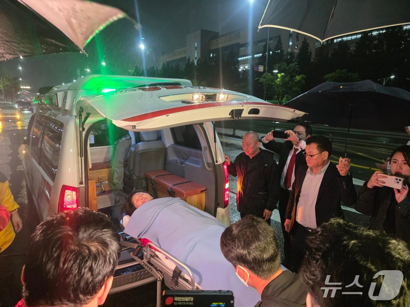 본문 이미지 - 양향자 국민의힘 경기도지사 후보가 삼성전자 총파업 유보 소식에 단식을 잠정 중단했다. 사진은 평택 성모병원으로 이송되고 있는 양 후보.(캠프 제공. 재판매 및 DB금지)