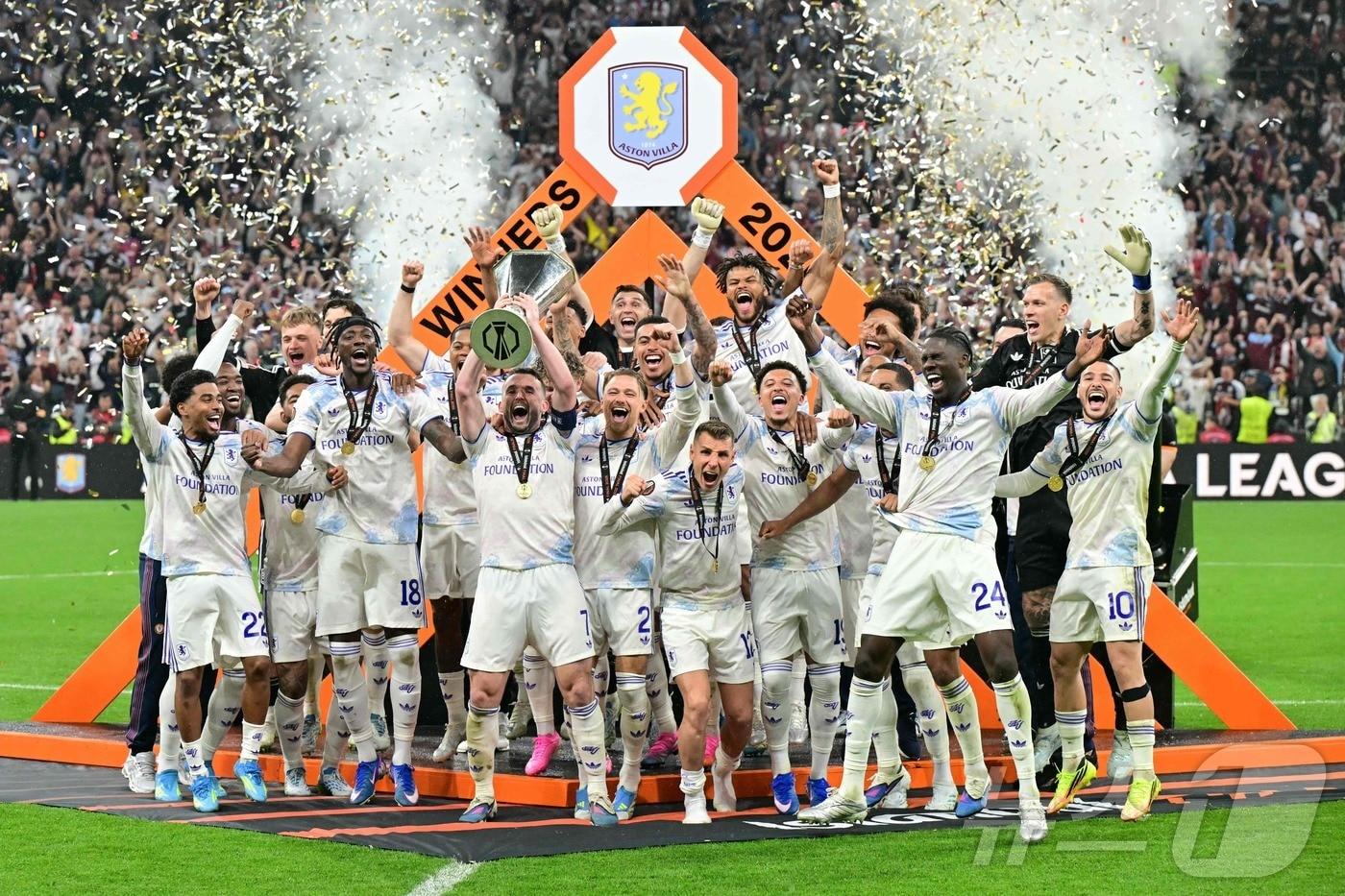 본문 이미지 - 2025-26  유럽축구연맹(UEFA) 유로파리그 정상에 오른 애스턴 빌라.ⓒ AFP=뉴스1