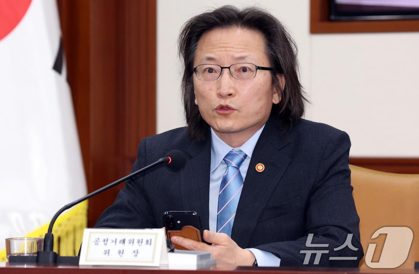 본문 이미지 - 주병기 공정거래위원장이 21일 서울 종로구 세종대로 정부서울청사에서 열린 민생물가 특별관리 관계장관 TF 및 제 268차 대외경제장관회의에서 모두 발언을 하고 있다. 이날 회의에서 참석자들은 6차 석유 최고가격 지정안, 밀가루 담합 조사결과 및 대응방안, 공동주택 관리비 제도개선 방안 등을 논의했다. 2026.5.21 ⓒ 뉴스1 김명섭 기자