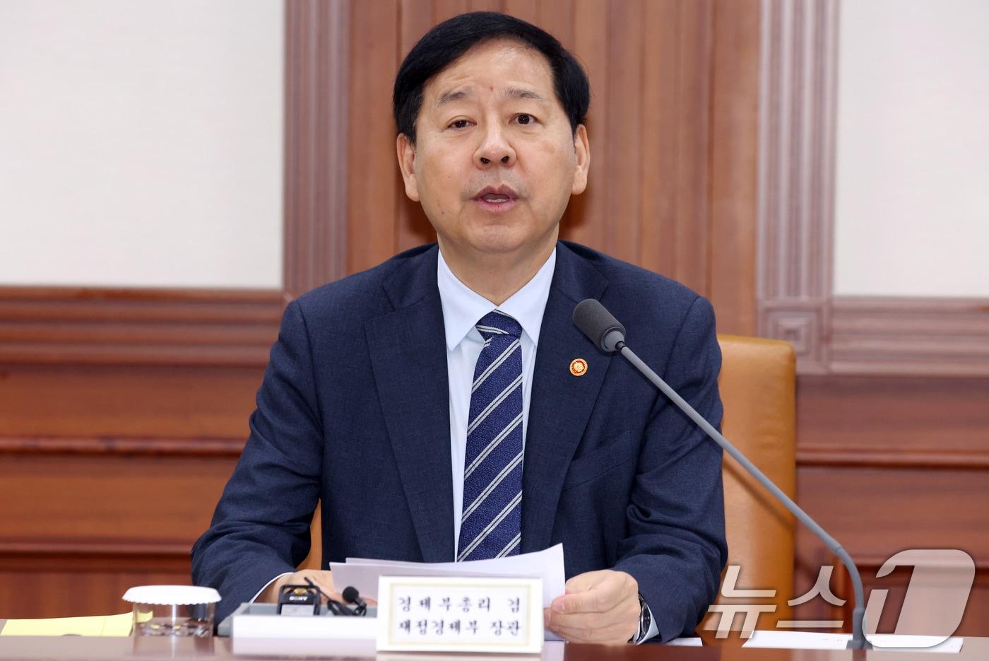 본문 이미지 - 구윤철 경제부총리 겸 재정경제부 장관이 21일 서울 종로구 세종대로 정부서울청사에서 열린 민생물가 특별관리 관계장관 TF 및 제 268차 대외경제장관회의에서 모두 발언을 하고 있다. 이날 회의에서 참석자들은 6차 석유 최고가격 지정안, 밀가루 담합 조사결과 및 대응방안, 공동주택 관리비 제도개선 방안 등을 논의했다. ⓒ 뉴스1 김명섭 기자