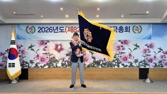 본문 이미지 - 지난 4월 재향군인회 제38대 회장으로 재선된 신상태 회장이 서울 서초구 향군회관에서 재향군인회기를 흔들고 있다.(재향군인회 제공)
