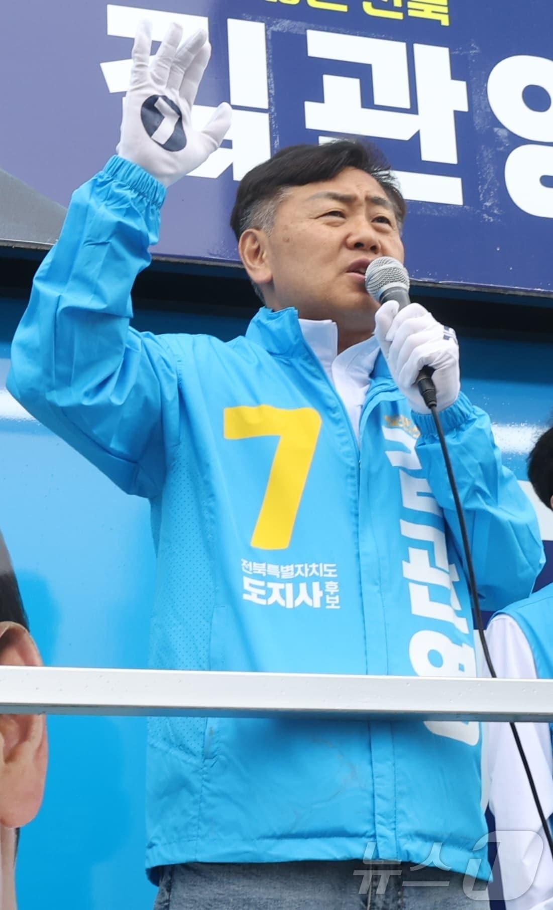 본문 이미지 - 김관영 무소속 전북도지사 후보가 제9회 전국동시지방선거 공식 선거운동 첫날인 21일 전북 전주시 백제대로에서 출근길 시민들에게 지지를 호소하며 인사를 하고 있다. 2026.5.21 ⓒ 뉴스1 유경석 기자