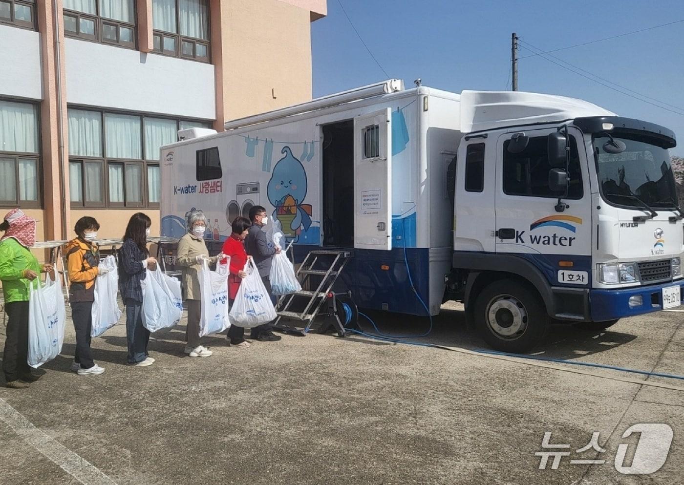 본문 이미지 - 한국수자원공사가 댐주변지역 등 사업 대상 지역주민들의 삶의 질 향상을 위한 이동형 세탁 서비스 '사랑샘터'의 2026년 활동을 본격적으로 시작한다.(한국수자원공사 제공.재판매 및 DB금지)/뉴스1