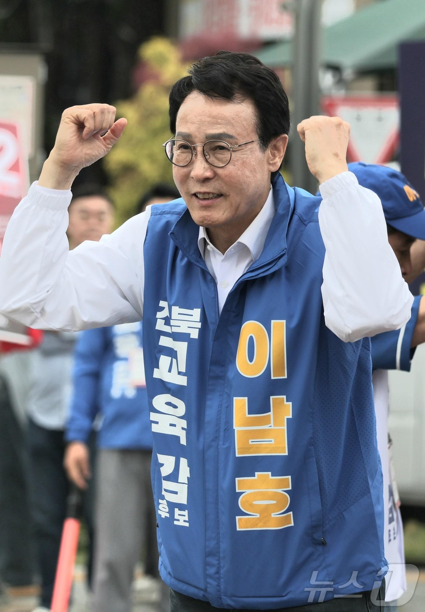 본문 이미지 - 이남호 전북교육감 후보가 제9회 전국동시지방선거 공식 선거운동 첫날인 21일 전북 전주시 운동장네거리에서 출근길 시민들에게 지지를 호소하며 인사를 하고 있다. 2026.5.21 ⓒ 뉴스1 유경석 기자