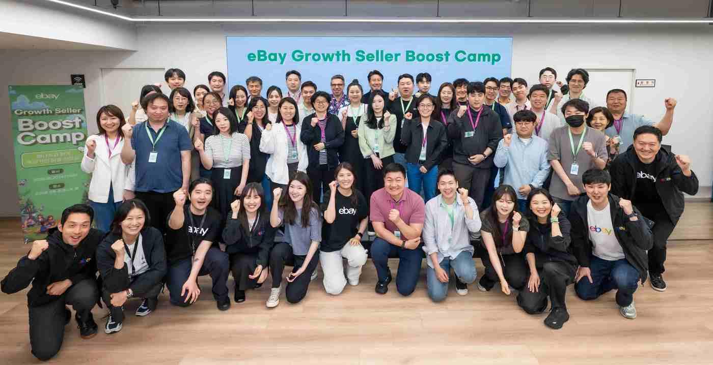 본문 이미지 - 이베이가 지난 20일 강남구 역삼동 드리움에서 국내 중소 셀러 육성 프로그램 '이베이 그로스 셀러 부스트 캠프(eBay Growth Seller Boost Camp)'를 개최했다. 사진은 이베이 임직원과 셀러가 기념 촬영을 하는 모습.(이베이 제공)