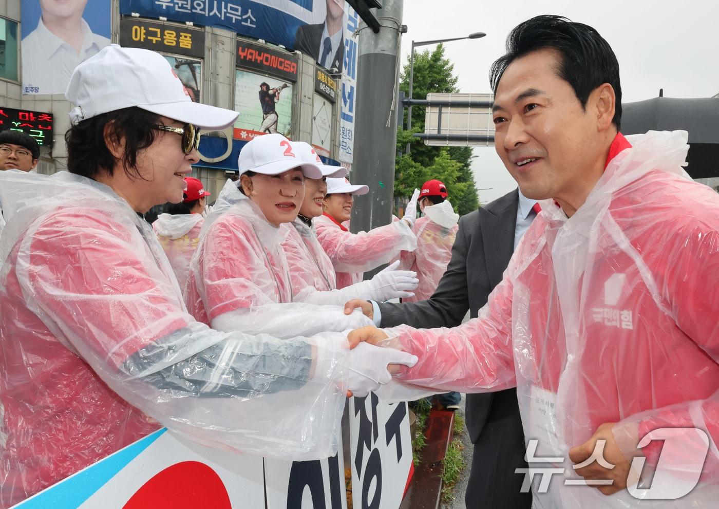 본문 이미지 - 장동혁 국민의힘 상임선거대책위원장이 6.3 지방선거 공식 선거운동 첫 날인 21일 대전 중구 태평오거리에서 선거운동원을 격려하고 있다. 2026.5.21 ⓒ 뉴스1 김기태 기자