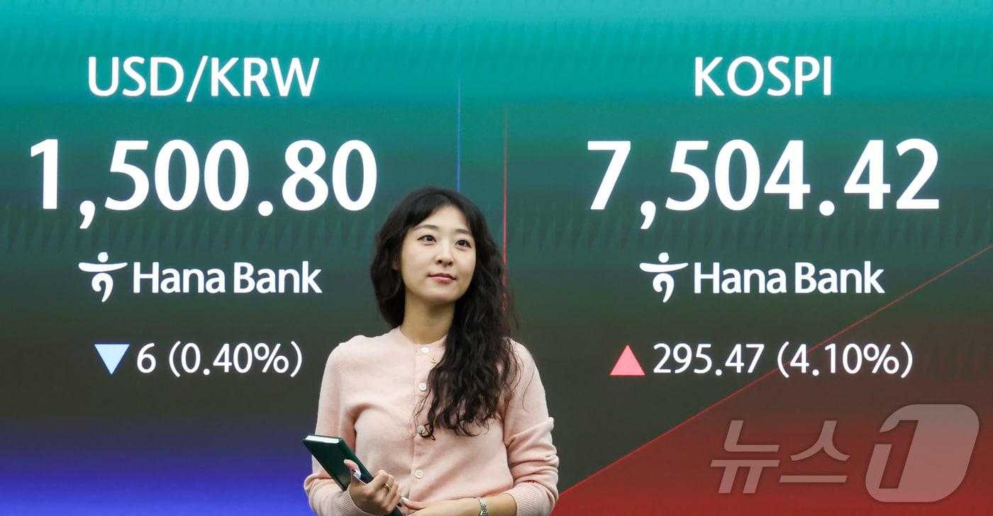 본문 이미지 - 코스피가 개장 직후 7500선을 돌파한 21일 서울 중구 하나은행 딜링룸 전광판에 코스피 지수와 원달러 환율이 표시돼 있다. 이날 코스피는 장 초반 4%대 급등세를 보이고 있다. 2026.5.21 ⓒ 뉴스1 이종수 인턴기자