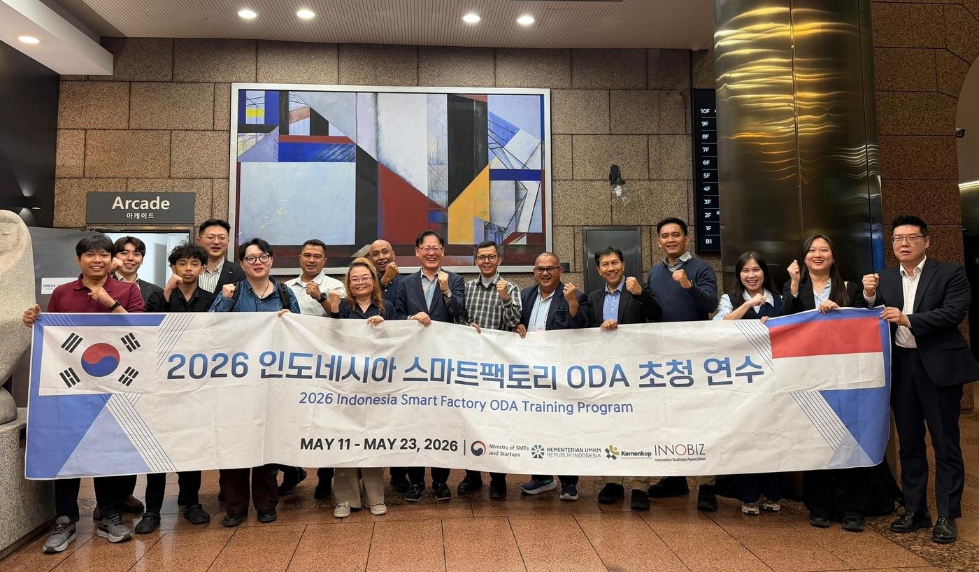 본문 이미지 - 이노비즈협회 2026년 인도네시아 스마트팩토리 ODA 초청연수 참석자들이 기념사진을 찍고 있다.(이노비즈협회 제공)