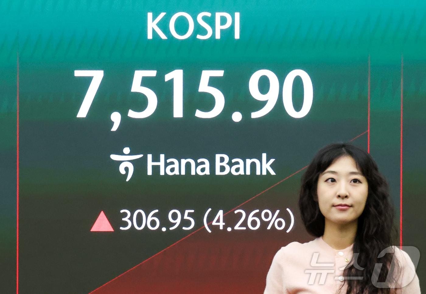 본문 이미지 - 코스피가 개장 직후 7500선을 돌파한 21일 서울 중구 하나은행 딜링룸 전광판에 코스피 지수가 표시돼 있다. 이날 코스피는 장 초반 4%대 급등세를 보이고 있다. 2026.5.21 ⓒ 뉴스1 이종수 인턴기자