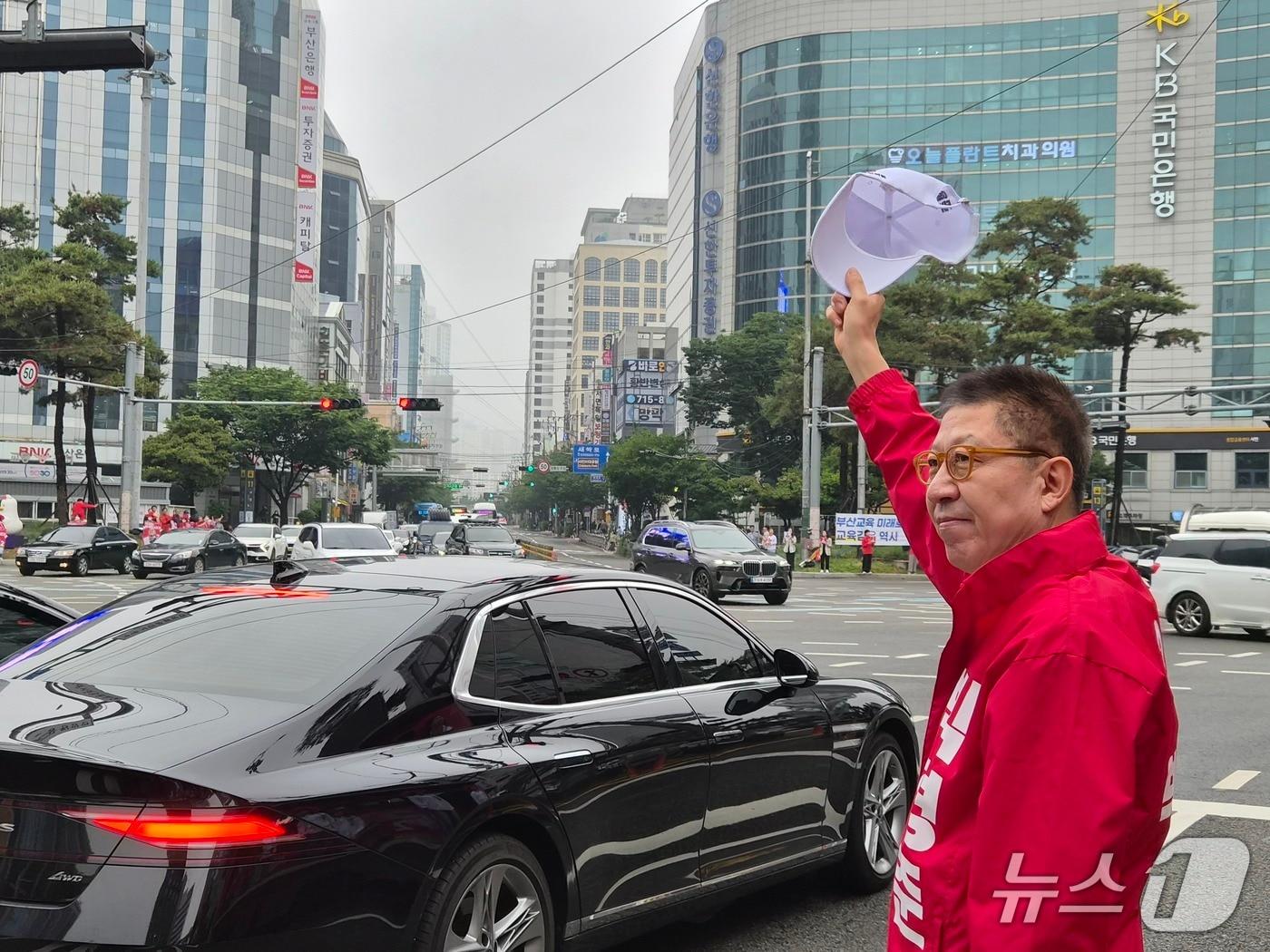 본문 이미지 - 6·3 지방선거 공식 선거운동 첫날인 21일, 국민의힘 박형준 부산시장 후보가 부산진구 서면교차로에서 출정식을 열고 본격적인 유세에 나섰다. 2026.5.21/뉴스1 ⓒ News1 임순택 기자