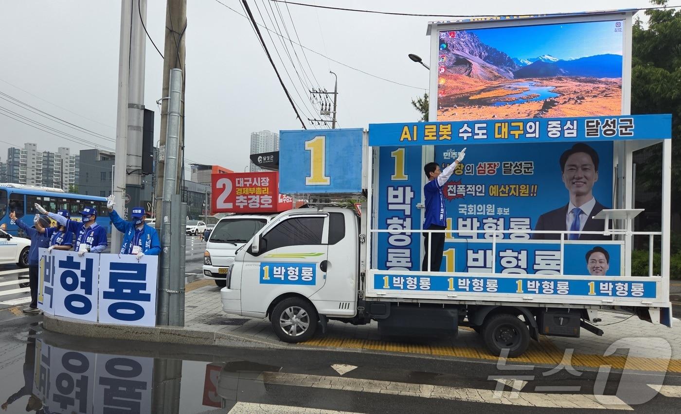 본문 이미지 - 대구 달성군 국회의원 보궐선거에 출마한 박형룡 더불어민주당 후보가 21일 대구도시철도 1호선 설화명곡역에서 출근길 인사를 하고 있다.2026.5.21 ⓒ 뉴스1 이성덕 기자