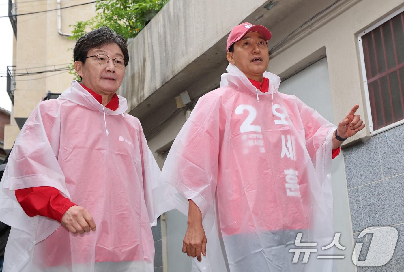 본문 이미지 - 오세훈 국민의힘 서울시장 후보가 6·3 지방선거 공식 선거운동이 시작된 21일 오전 유년시절을 보낸 서울 강북구 삼양동 골목길에서 대시민 출정 메시지를 발표한 후 유승민 전 의원과 대화하고 있다. 2026.5.21 ⓒ 뉴스1 오대일 기자