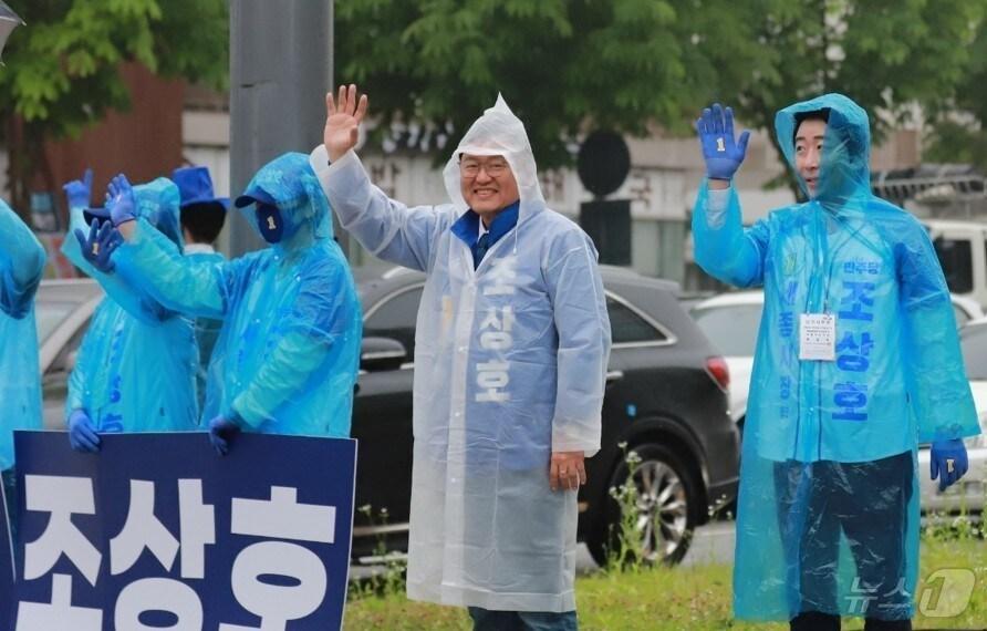 본문 이미지 - 6·3 지방선거 공식선거운동 첫날인 21일 오전 세종시 어진동 성금교차로에서 더불어민주당 조상호 세종시장 후보가 출근길 인사를 하고 있다. 2026.5.21 ⓒ 뉴스1 장동열 기자