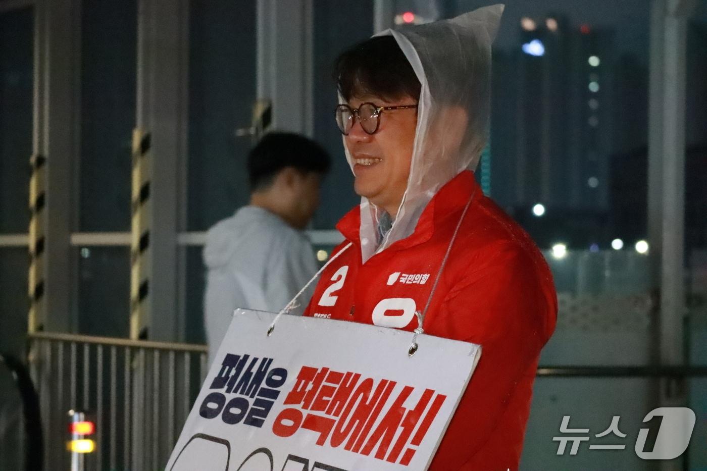 본문 이미지 - 유의동 국민의힘 후보가 서정리역 앞에서 막차를 타고 귀가하는 시민들과 인사를나누고 있다.(유 후보 선거사무소 제공)