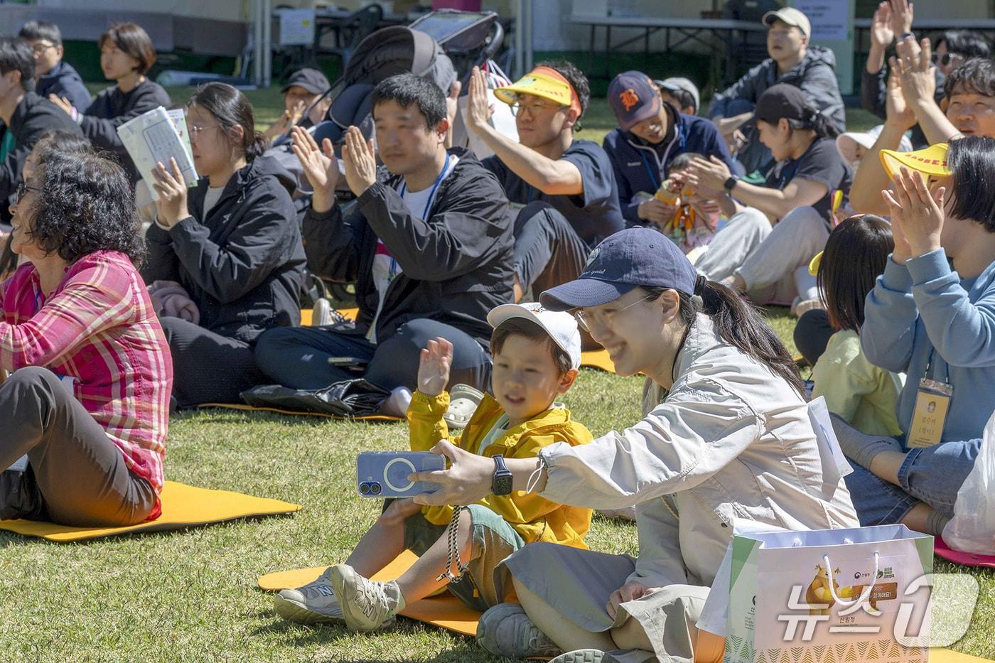 본문 이미지 - 가정의달 산림복지 프로그램 진행 현장(한국산림복지진흥원 제공.재판매 및 DB금지)/뉴스1