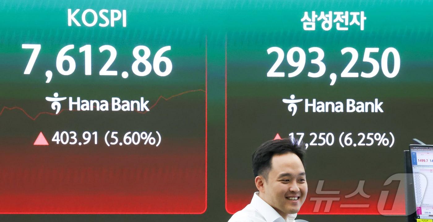 본문 이미지 - 삼성전자 노사 합의와 미국 증시 강세 영향으로 코스피가 급등한 21일 서울 중구 하나은행 딜링룸 전광판에 삼성전자 주가와 코스피 지수가 표시돼 있다. 이날 코스피 급등으로 유가증권시장에 매수 사이드카가 발동됐다. 2026.5.21 ⓒ 뉴스1 이종수 인턴기자