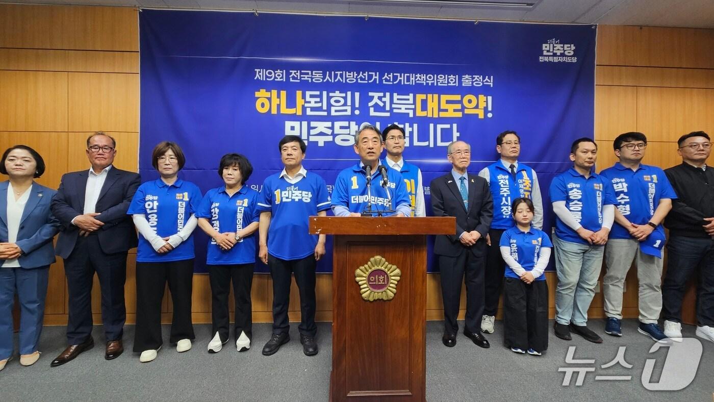 본문 이미지 - 21일 더불어민주당 전북도당 선대위가 전북도의회 브리핑룸에서 기자회견을 하고 있다.2026.5.21/뉴스1