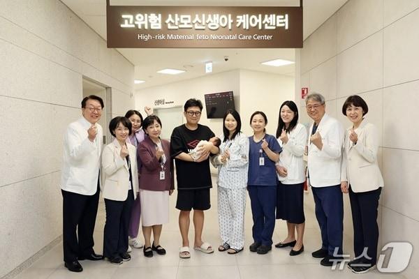 본문 이미지 - 교통사고로 외상을 입은 임신 37주 산모가 전남 광양시에서 경기 광명의 중앙대광명병원까지 약 300㎞를 이동해 제왕절개와 골절 수술을 받은 뒤 회복 후 의료진과 기념 촬영을 하고 있다. (중앙대광명병원 제공)
