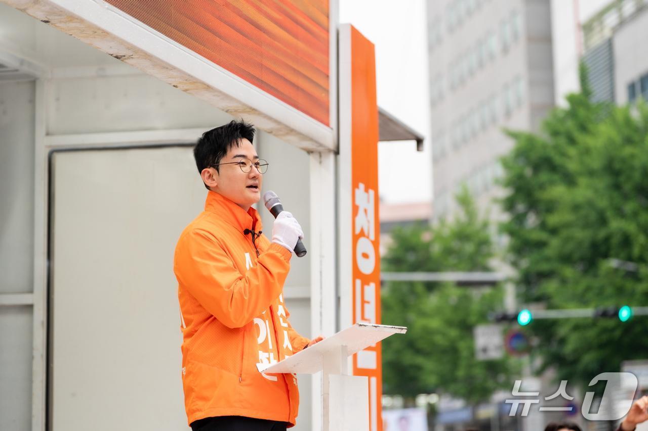 본문 이미지 - 정이한 부산시장 후보가 21일 오전 7시 30분 부산 연제구 연산교차로 일대에서 출근길 인사를 하고 있다.(정이한 선거캠프 제공. 재판매 및 DB금지)
