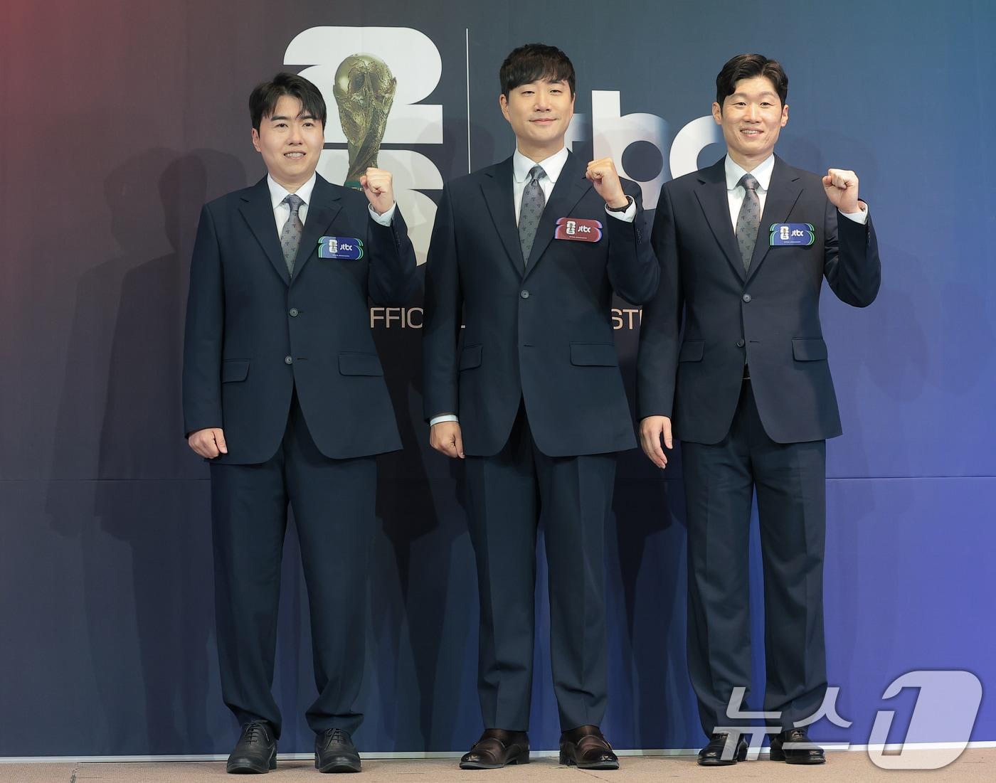 본문 이미지 - 김환 해설위원(왼쪽부터)과 배성재, 박지성 해설위원이 21일 서울 중구 앰배서더 풀만 호텔에서 열린 JTBC '2026 FIFA 북중미 월드컵' 기자간담회에 참석해 포즈를 취하고 있다. 2026.5.21 ⓒ 뉴스1 권현진 기자