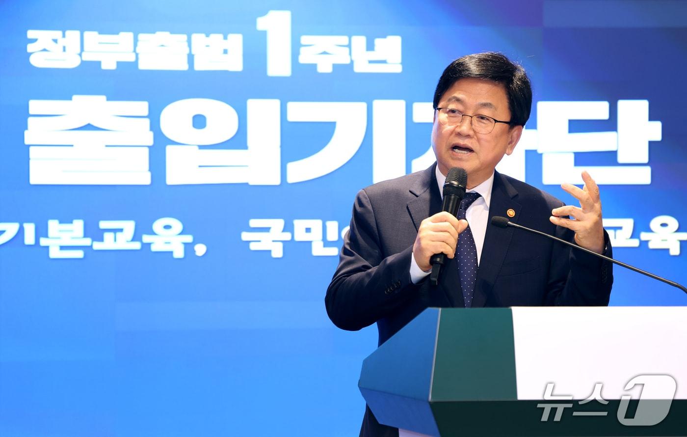 본문 이미지 - 최교진 교육부 장관이 20일 서울 중구 코리아나호텔에서 열린 이재명정부 출범 1주년 교육부 출입기자단 간담회에서 기자 질문에 답변하고 있다.2026.5.20(교육부 제공)ⓒ 뉴스1