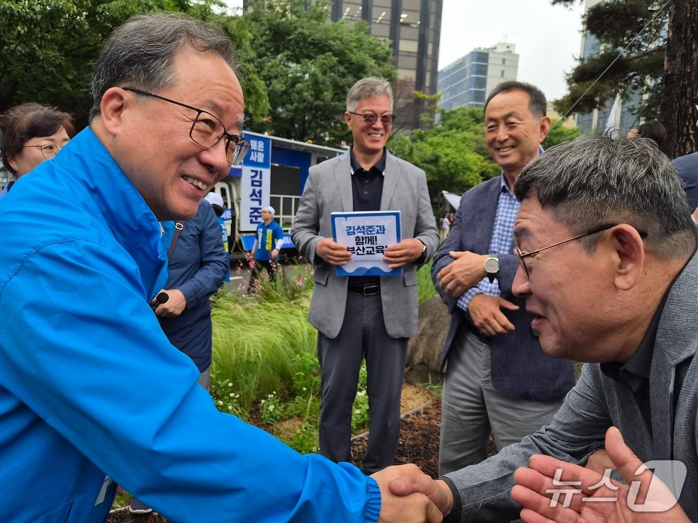 본문 이미지 - 6·3 지방선거 공식 선거운동 첫날인 21일, 김석준 부산시교육감 후보가 부산진구 서면교차로에서 출정 인사를 시작으로 본격적인 표심 공략에 나섰다. 2026.5.21/뉴스1 ⓒ News1 임순택 기자